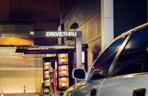 Γιατί οι πελάτες προτιμούν τα drive through από τα φυσικά καταστήματα;