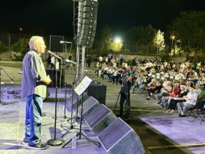 Chips & Snacks: Έκανε “δώρο” στους εργαζομένους της συναυλία με τον Μανώλη Μητσιά