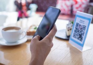 Μενού με QR code στα εστιατόρια: Κατά πόσο τα αποδέχονται οι καταναλωτές;