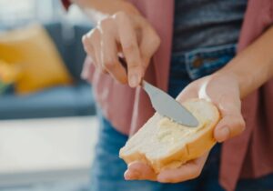 Ξεκαρδιστικό! Οι Αμερικάνοι τώρα ανακάλυψαν το… βούτυρο στο ψωμί!