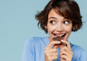 Γιατί οι γυναίκες ψάχνουν για σοκολάτα και junk food πριν την περίοδο;