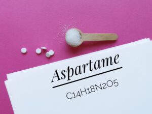 H ασπαρτάμη… ξαναχτυπά! Συνδέεται και με έλλειμμα μάθησης και μνήμης