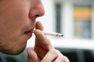 Βρετανία: Ο Σούνακ σχεδιάζει να απαγορεύσει το τσιγάρο στους νέους