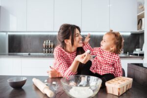 Νήπια: Το μαγείρεμα μαζί με τους γονείς βοηθά στον αυτοέλεγχο και στις υγιεινές διατροφικές συνήθειες