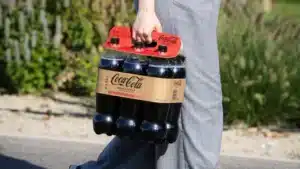 Coca-Cola HBC: Παγκόσμια πρώτη για περιτύλιγμα από χαρτόνι σε πολυσυσκευασίες αναψυκτικών