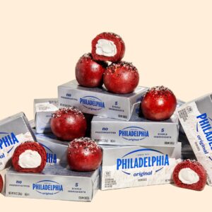 Η «χαρούμενη μπουκιά»: Τυρί Philadelphia σε κόκκινο μπέιγκελ
