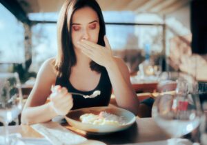 Food Sabotage: Διανομέας αυνανίστηκε στο φαγητό πελάτη