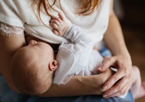 Θηλασμός: Πόσο επηρεάζει το μωρό η κατανάλωση diet αναψυκτικών