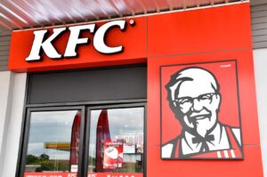 Γιατί η KFC σταμάτησε τη συνεργασία με την Deliveroo