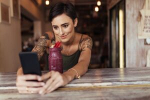 Έλεγχοι στους influencers για παραπλανητικές πρακτικές από το υπουργείο Ανάπτυξης