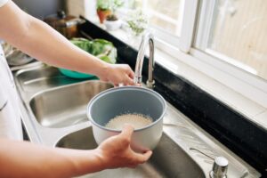 Πρέπει να ξεπλένετε το ρύζι πριν το μαγείρεμα; Τι λέει η επιστήμη