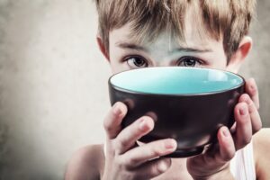 Παιδιά σε όλο τον κόσμο πέφτουν για ύπνο νηστικά λόγω του υψηλού πληθωρισμού σύμφωνα με έρευνα
