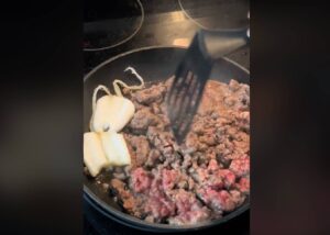 Σοκ από Video στο TikTok: Μαγειρεύουν κιμά χρησιμοποιώντας ταμπόν!
