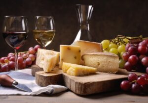 Ποιο τυρί ταιριάζει με ποιο κρασί : Τα μυστικά για τους πιο επιτυχημένους συνδυασμούς