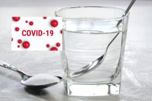 Covid-19: Οι γαργάρες με αλατόνερο μειώνουν την πιθανότητα νοσηλείας