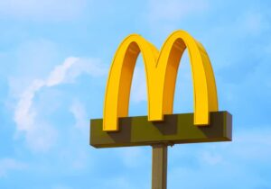 Πέταξαν δεκάδες ποντίκια σε εστιατόριο McDonald’s – video