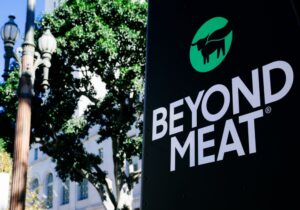 Εναλλακτικό κρέας: Τα “σκληρά” μέτρα της Beyond Meat μετά την “κατρακύλα” των εσόδων της