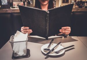 Τι δεν πρέπει ποτέ να παραγγείλετε σε εστιατόρια σύμφωνα με κορυφαίους σεφ