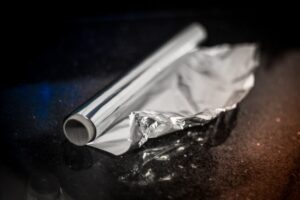 Αλουμινόχαρτο: Γιατί η μία πλευρά είναι θαμπή και η άλλη γυαλιστερή; Μήπως κάνουμε λάθος;