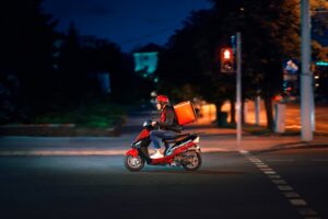Delivery boy: Η “μαύρη” αγορά στη Βρετανία και το ημερομίσθιο των 250 €