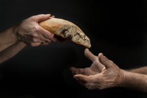 Λιμοκτονία στη Γάζα: Σπάνιο το ψωμί – Βομβαρδίστηκε αποθήκη σιτηρών – Έκλεισε αλευροποιία
