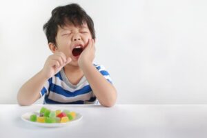 Βρετανία: Ο «φόρος ζάχαρης» συνδέεται με τη μείωση των εξαγωγών δοντιών στα παιδιά