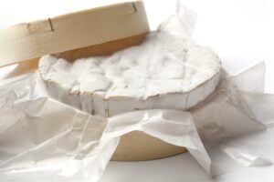 Μην αγγίζετε τα Camembert μας! Η απειλή έπιασε και το γαλλικό τυρί εξαιρείται από τον νέο κανονισμό για τη συσκευασία