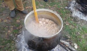 “Λίγδα” σε ζεστό ψωμί και “τσιγαρίδα” στο καζάνι – Σαν άλλοτε στην Πιερία