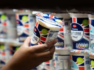 Lidl GB: Καταργεί τις ημερομηνίες λήξης σε γάλα και γιαούρτι – «Μυρίστε το για να δείτε αν έχει χαλάσει»
