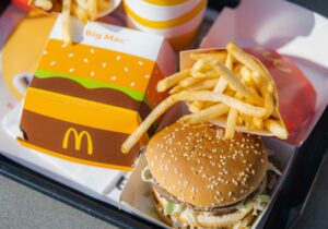 Shrinkflation – Mc Donald’s: Μειώνει το μέγεθος των burger αλλά τα κάνει πιο… ζουμερά!