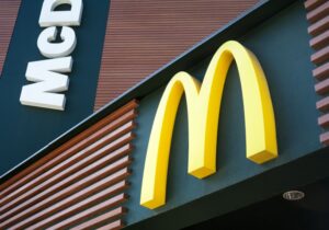 “Πόλεμος” μεταξύ McDonald’s και Γαλλικής κυβέρνησης – Ο γίγαντας Fast food υποχρεώθηκε να πουλάει σε επαναχρησιμοποιούμενα σκεύη