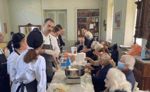 Φοιτητές ζαχαροπλαστικής έφτιαξαν γλυκά με τους φιλοξενούμενους του Γηροκομείο Αθηνών