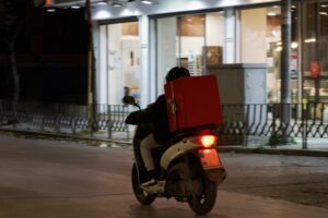 Delivery: Εξαρθρώθηκε συμμορία που λήστευε διανομείς γευμάτων στην Αττική