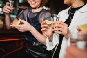Σέρβιραν καυστική σόδα αντί για αλάτι στην τεκίλα! Πρόστιμο 139.000€