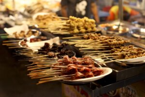 Κινέζικο Street Food:  Aρνίσια πέη σε σουβλάκια, σκορπιοί και φίδια! Αποκλειστικό video