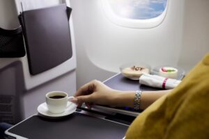 Ο αηδιαστικός λόγος για τον οποίο δεν πρέπει να πίνετε καφέ στο αεροπλάνο – Αποκάλυψη αεροσυνοδού