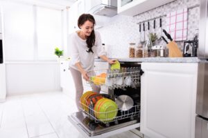 Μικρόβια στα οικιακά σκεύη: Πλυντήριο πιάτων ή νεροχύτης;