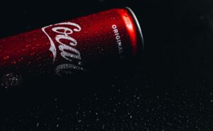 Τα email που δείχνουν το πως η Coca Cola χειραγώγησε επιστημονικά συνέδρια για να “αθωώσει” τα προϊόντα της
