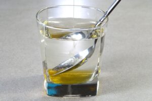 Μέλι σε ζεστό νερό, γάλα ή τσάι: Ποιος κίνδυνος ελλοχεύει