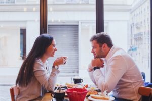 Μεγάλα ερωτήματα για το πρώτο ραντεβού: Ποιος πληρώνει – Που να πάμε – Η σημασία του φαγητού