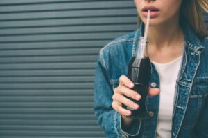 «Ότι να’ ναι» με τον ΦΠΑ στα αναψυκτικά – Πιο φθηνή ο “όρθια” Coca Cola