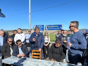 Στο αγροτικό μπλόκο του Κάστρου Βοιωτίας ο  Αυγενάκης