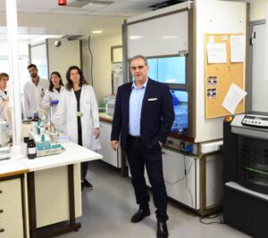 Aπό καθηγητής στο σχολείο σε εργαστήριο αναλύσεων