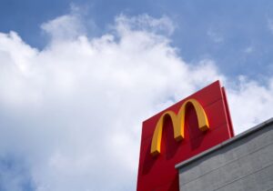 H Mc Donald’s αποζημίωσε με 4,4 εκατ. $ υπάλληλο για σεξουαλική επίθεση!