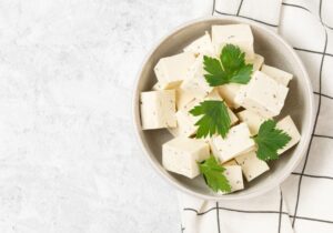 Το Aldi λανσάρει Vegan φέτα – Πως να φτιάξετε φέτα από τόφου