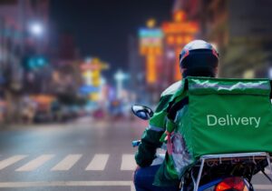 Γυναίκες delivery: Τους ζητάνε να πετάξουν τα σκουπίδια και τις παρενοχλούν