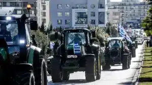 Αγροτικές κινητοποιήσεις: Σε εξέλιξη η πορεία των τρακτέρ προς το ΥΜΑΘ