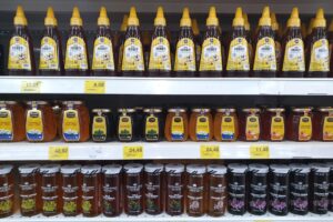 Γαλλία: Το βίντεο με τους θυμωμένους μελισσοκόμους που εισέβαλλαν σε σουπερμάρκετ