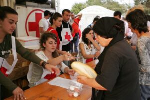 Εκατοντάδες τροφικές δηλητηριάσεις σε διανομή γευμάτων του Ερυθρού Σταυρού