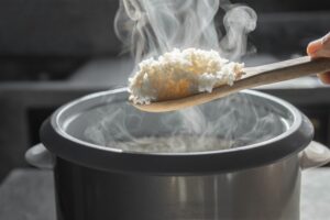 Βοδινό ρύζι; Και όμως… Επιστήμονες ανέπτυξαν ζωικά κύτταρα μέσα σε κόκκους ρυζιού!